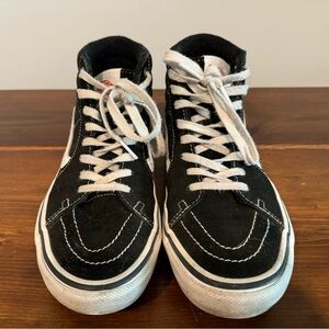 Vans Sk8-Hi Shoe, Black Hi Top unisex Men’s 7 or Women’s 8.5
Retail $75